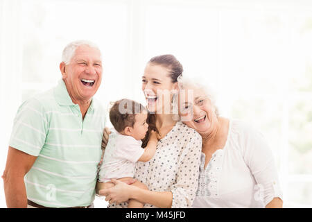 Glückliche Großeltern mit ihrem Enkel spielen Stockfoto