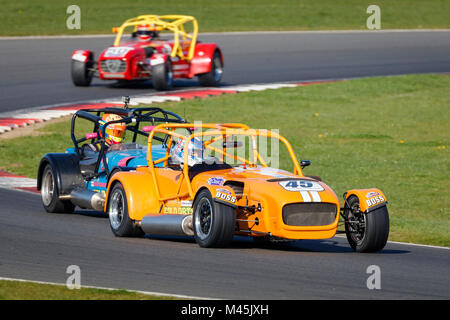 2016 Caterham CSR-Klasse ich Gold Kunst herrliche Sevens mit Fahrer Christian Pittard im CSCC Sitzung Snetterton Stromkreis Motor, Norfolk, Großbritannien. Stockfoto