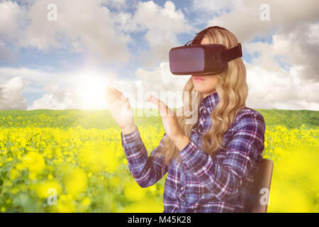 Zusammengesetztes Bild ziemlich lässig Arbeitnehmers mit Oculus rift Stockfoto
