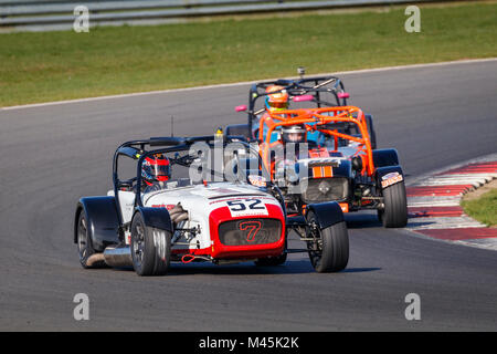 2016 Caterham CSR-Klasse ich Gold Kunst herrliche Sevens mit Fahrer Gary Bate im CSCC Sitzung Snetterton Stromkreis Motor, Norfolk, Großbritannien. Stockfoto