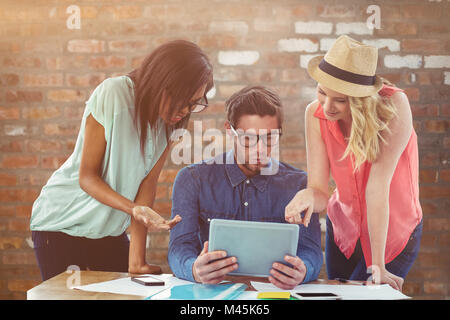 Zusammengesetztes Bild der kreative Business Team hart arbeiten zusammen Stockfoto