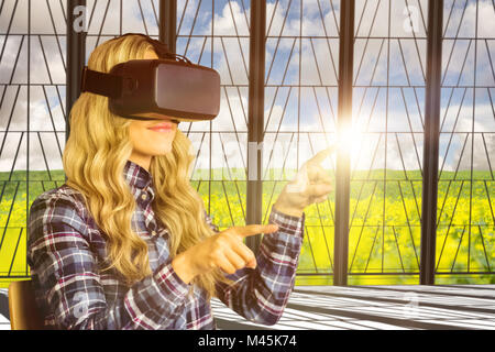 Zusammengesetztes Bild ziemlich lässig Arbeitnehmers mit Oculus rift Stockfoto