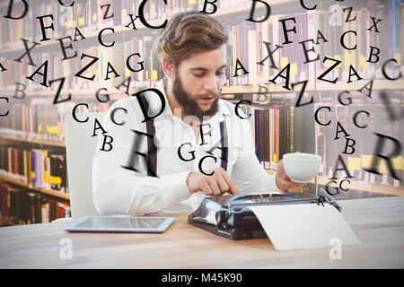 Zusammengesetztes Bild Hipster halten Kaffee arbeiten auf Schreibmaschine Stockfoto