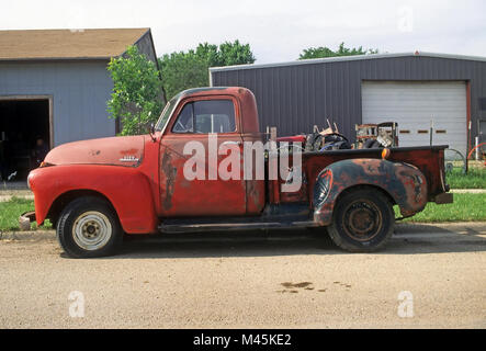 Hoyte, Kansas, USA - April 9, 2014: Ein zerschlagener Rot 1953 Chevy 3100 halbe Tonne Pickup truck in der Notwendigkeit der Wiederherstellung auf einem ländlichen Straße geparkt werden. Stockfoto