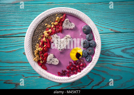 Acai Schüssel Smoothie pitaya Herzen blueberry Goji chia Granatapfel und Samen für Valentines Tag Stockfoto