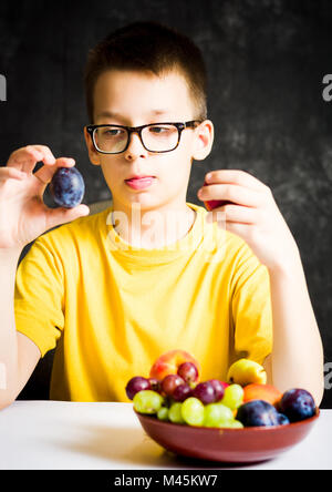 Teenager die Wahl zwischen zwei Arten von Früchten Stockfoto