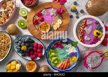 Acai Schüssel Smoothie und Spirulina Algen mit Chia Beeren und Obst gesunde Ernährung Stockfoto
