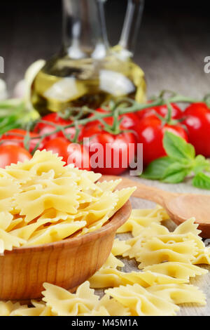 Rohe Farfalle Nudeln in Schüssel Stockfoto