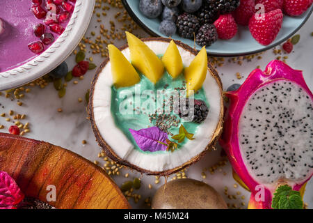 Spirulina Algen Schüssel Smoothie mit Mango Pitahaya Drachenfrucht Stockfoto