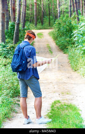 Junger Mann ist die Karte erkunden Stockfoto