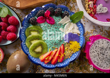 Acai Schüssel Smoothie mit Kiwi black Erdbeere und Chia Samen Drachenfrucht Stockfoto