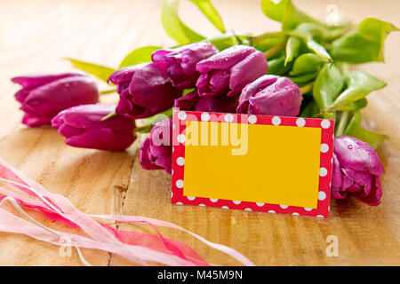 Lila Tulpe Bouquet und leere Grußkarte. Stockfoto