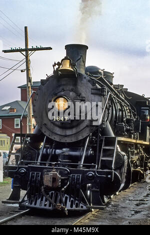 Valley Railroad Lok #1647, 2-8-2 Steam Train, fährt der Dampfzug Passagier Depot in Essex, CT, USA. Stockfoto