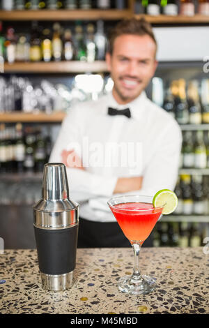 Gut aussehend Barkeeper stehend hinter seinem Tresen Stockfoto