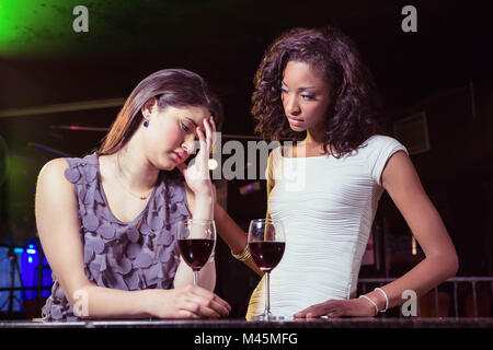 Frau, die Getränke und beruhigend Freundin depressiv Stockfoto