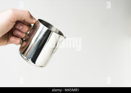 Zugeschnittenes Bild der Mann hält Milch Krug isoliert auf weißem Stockfoto