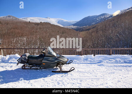 Ein schneemobil ist neben einem beliebten Wanderweg in den White Mountains von New Hampshire in Franken geparkt. Stockfoto