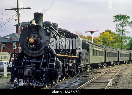 Valley Railroad 2-8-2 Dampflok Lok #1647 Abfahrt im Depot in Essex, CT, USA. Der Zug ist Teil der Essex Steam Train und Riv Stockfoto