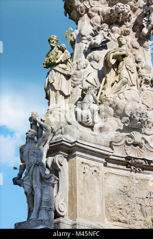 Kremnica - Die Safarikovo Platz und Detail der barocken Dreifaltigkeitssäule mit der St. Sebastian und St. Joseph von Dionyz Ignac Stanetti Stockfoto