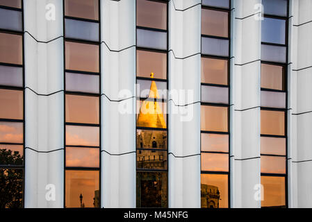 Moderne Fassade des Hilton Hotel mit Reflexion der Mathias Kirche, Budapest, Ungarn Stockfoto