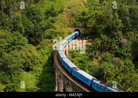 Zug auf die Neun Bögen der Brücke im Hochland in der Nähe von Ella, Sri Lanka Stockfoto