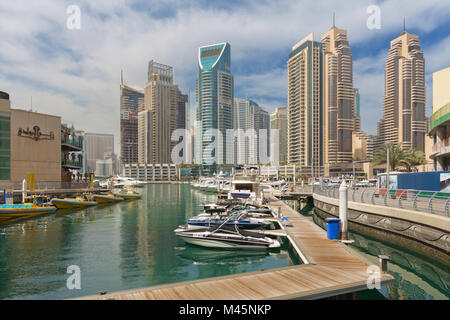 DUBAI, VAE - 22. MÄRZ 2017: Die Promenade von Marina. Stockfoto