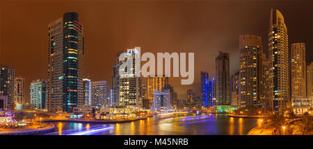 Dubai - das nächtliche Panorama der Marina. Stockfoto