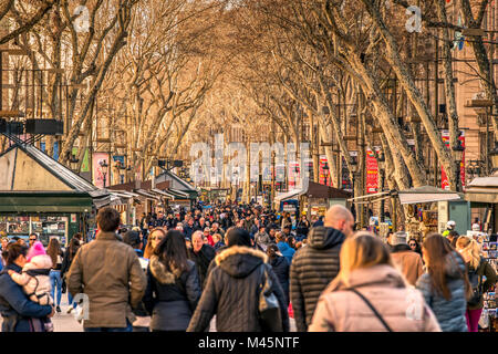 Touristen bummeln auf der berühmten Rambla Fußgängerzone, Barcelona, Katalonien, Spanien Stockfoto