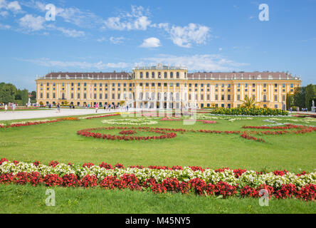 Wien, Österreich - 30. Juli 2014: Das Schloss Schönbrunn und die Gärten. Stockfoto