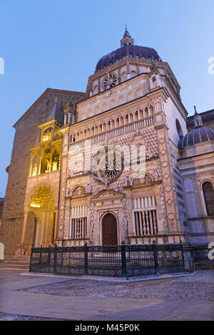 Bergamo - Colleoni Kapelle durch die Kathedrale Santa Maria Maggiore in der oberen Stadt in der Dämmerung. Stockfoto