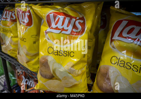 Eine Anzeige von PepsiCo Frito-Lay Potato Chip Snacks in einem Supermarkt in New York am Montag, 12. Februar 2018. PepsiCo erwartet im vierten Quartal vor der öffnung Glocke am 13. Februar frei. (Â© Richard B. Levine) Stockfoto