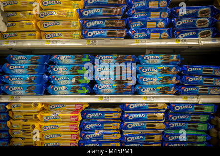 Schachteln von Nabisco Oreo Cookies in verschiedenen leckeren Geschmacksrichtungen auf einem Regal in New York am Dienstag, 13. Februar 2018. Die Firma upped ante für cookie Liebhaber von Coming out mit mehreren Aromen der Milch und Cookies heften. (Â© Richard B. Levine) Stockfoto