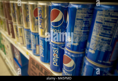 Eine Anzeige der Dosen von Pepsi-Cola in einem Supermarkt in New York am Montag, 12. Februar 2018. PepsiCo erwartet im vierten Quartal vor der öffnung Glocke am 13. Februar frei. (Â© Richard B. Levine) Stockfoto