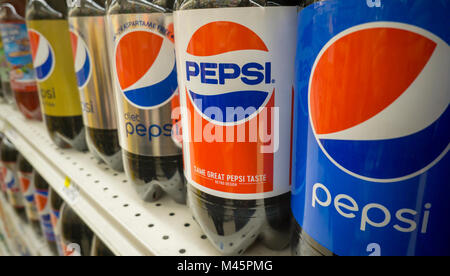 Eine Anzeige der Flaschen von Pepsi-Cola in einem Supermarkt in New York am Montag, 12. Februar 2018. PepsiCo erwartet im vierten Quartal vor der öffnung Glocke am 13. Februar frei. (Â© Richard B. Levine) Stockfoto