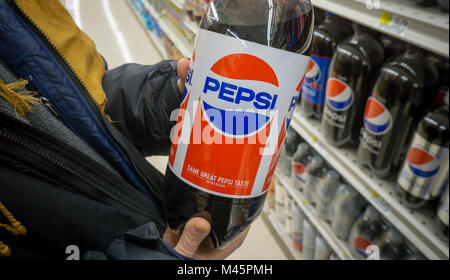 Ein shopper wählt eine Flasche von Pepsi-Cola in einem Supermarkt in New York am Montag, 12. Februar 2018. PepsiCo erwartet im vierten Quartal vor der öffnung Glocke am 13. Februar frei. (Â© Richard B. Levine) Stockfoto