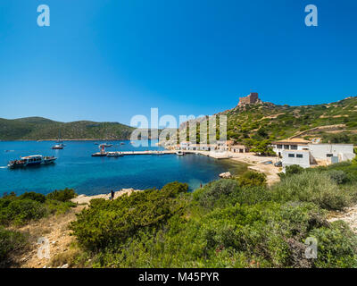 Blick auf den Hafen und die Burg von Cabrera, Colònia de Sant Jordi, Parque Nacional de Cabrera, Cabrera Nationalpark Stockfoto