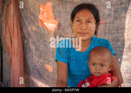 Lokale burmesische Frau und Kind mit thanaka Paste auf ihr Gesicht mit lokalen Kulturen in Myanmar Stockfoto