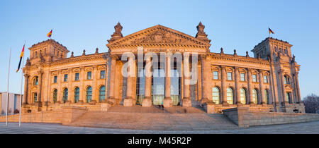 Berlin - der Reichstag im Abendlicht. Stockfoto