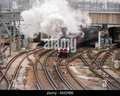 Die Kathedralen Express gezogen von Oliver Cromwell 70013 Lokomotive durch internationalen Bahnhof Ashford, Kent, Großbritannien Stockfoto