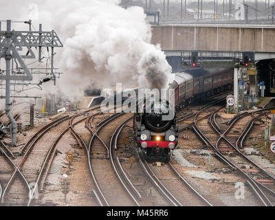 Die Kathedralen Express gezogen von Oliver Cromwell 70013 Lokomotive durch internationalen Bahnhof Ashford, Kent, Großbritannien Stockfoto