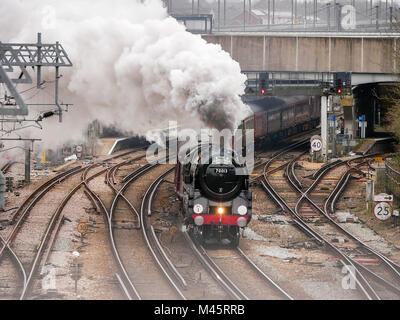 Die Kathedralen Express gezogen von Oliver Cromwell 70013 Lokomotive durch internationalen Bahnhof Ashford, Kent, Großbritannien Stockfoto