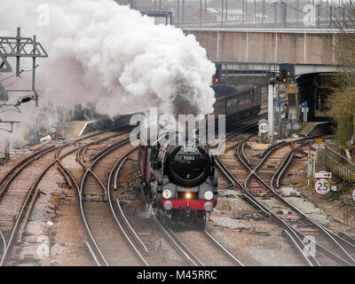 Die Kathedralen Express gezogen von Oliver Cromwell 70013 Lokomotive durch internationalen Bahnhof Ashford, Kent, Großbritannien Stockfoto