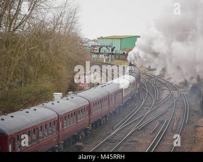 Die Kathedralen Express gezogen von Oliver Cromwell 70013 Lokomotive durch internationalen Bahnhof Ashford, Kent, Großbritannien Stockfoto