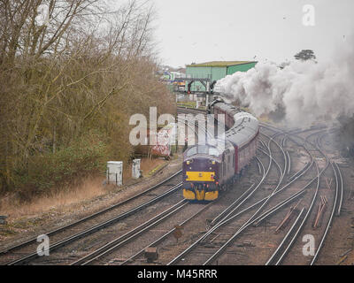 Die Kathedralen Express gezogen von Oliver Cromwell 70013 Lokomotive durch internationalen Bahnhof Ashford, Kent, Großbritannien Stockfoto
