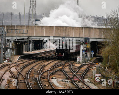 Die Kathedralen Express gezogen von Oliver Cromwell 70013 Lokomotive durch internationalen Bahnhof Ashford, Kent, Großbritannien Stockfoto