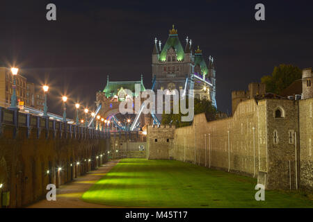 London - die Tower Bridge und der Tower bei Nacht. Stockfoto