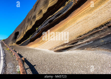 Sedimentschichten entlang der Straße im Nationalpark El Teide, Teneriffa, Kanarische Inseln, Spanien Stockfoto