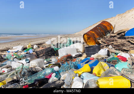 Müll, Plastik, und Abfälle am Strand nach Winterstürmen. Stockfoto