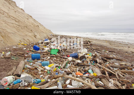Müll, Plastik, und Abfälle am Strand nach Winterstürmen. Stockfoto