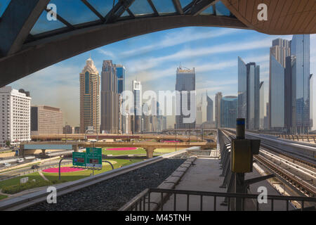 Dubai - Die Wolkenkratzer der Innenstadt und die Schienen der Metro. Stockfoto